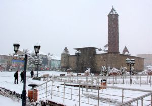 Erzurum yeniden beyaza büründü